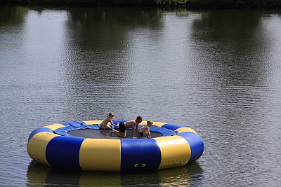 Wasser-Trampolin im Badesee